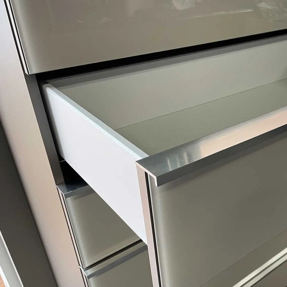 Wohnen Küchenschränke|Sideboards*Breite Kommode in Hellgrau mit Glasfront - Nucina