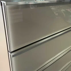 Wohnen Küchenschränke|Sideboards*Breite Kommode in Hellgrau mit Glasfront - Nucina