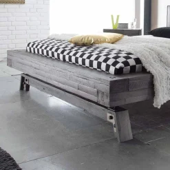 Wohnen Graues Massivholzbett Firendra im Vintage Industry Style