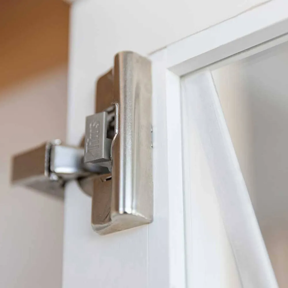 Wohnen Landhaus Vitrine in Weiß & Kiefer Natur - Saluts