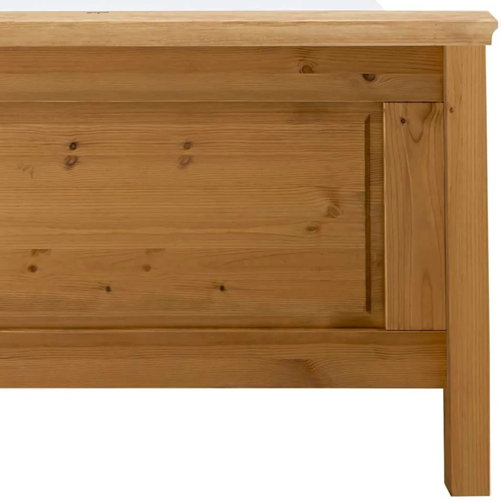 Wohnen Massives Bett im klassischen Design - Piatra